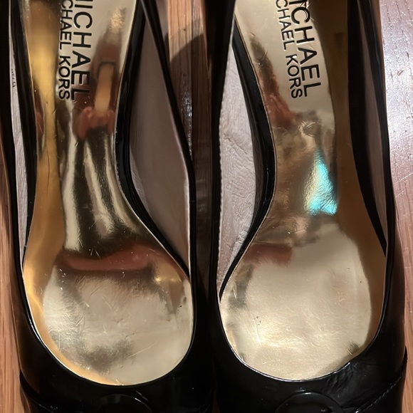 Michael Kor Black Logo Shoes 2.5 inch heel rounded toe - Picture 3 of 15